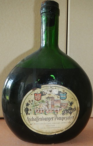Foto: Flasche Bocksbeutel Wein, Aschaffenburger Pompejaner 1955 Foto: Flasche Bocksbeutel Wein, Aschaffenburger Pompejaner 1955