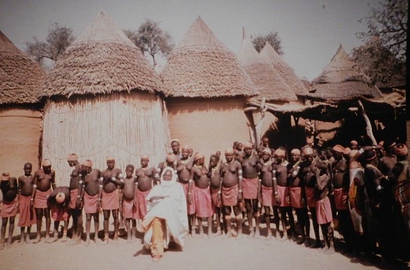 Foto vom Kameruner Häuptling Oudjila und seinen 22 Frauen