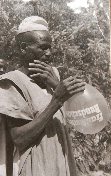 Foto eines Kameruner mit Luftballon