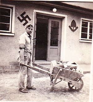 Foto: Strafarbeit Holz hacken beim RAD