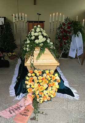 Sarg in Friedhofskapelle Sarg in Friedhofskapelle