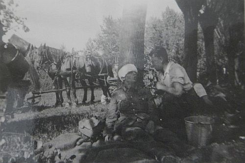 Foto Verwundeter deutscher Soldat Westfront 1940 Foto Verwundeter deutscher Soldat Westfront 1940