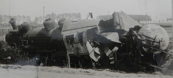 Foto eines durch Flugzeugbomben zerstörten Eisenbahnzuges bei Dünkirchen